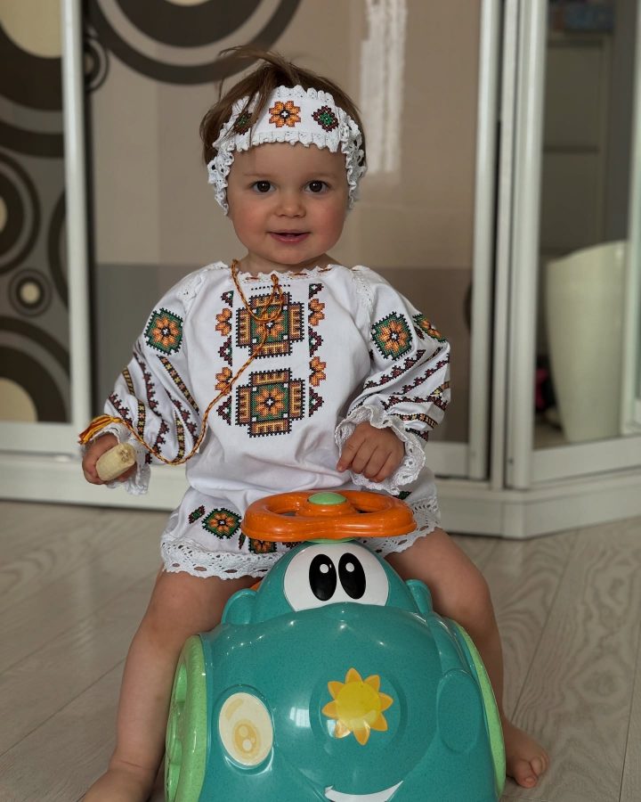 Лилия Ребрик восхитила Аделиной в стильной вышиванке: «Мини-модель украиночка» 7 1763317323508 e1763317418120