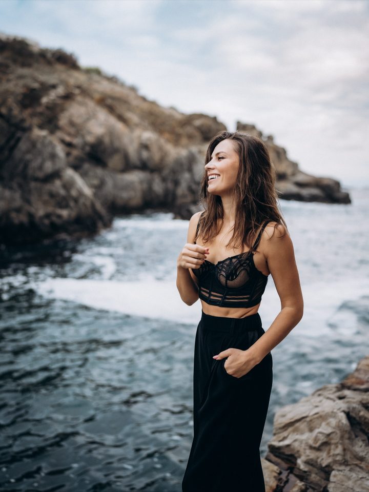 Антонина Хижняк очаровала обнаженной съемкой на Черноморском побережье: «Древнее просыпается в памяти» 9 1763492082986 e1763492330694