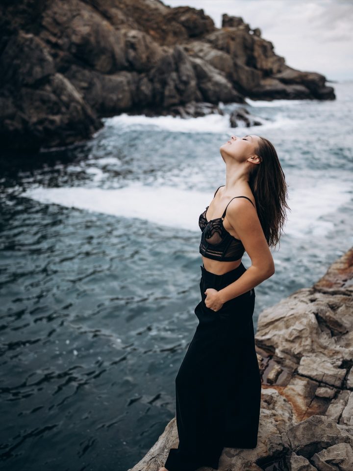 Антонина Хижняк очаровала обнаженной съемкой на Черноморском побережье: «Древнее просыпается в памяти» 10 1763492093376 e1763492320859