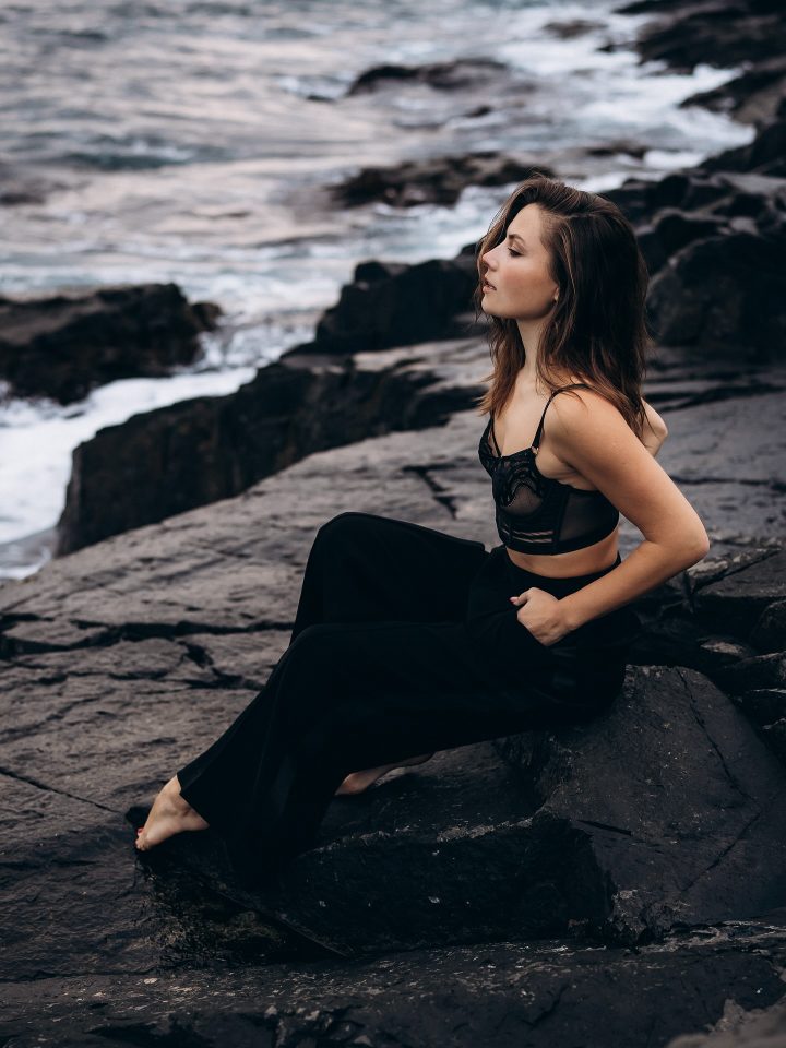 Антонина Хижняк очаровала обнаженной съемкой на Черноморском побережье: «Древнее просыпается в памяти» 11 1763492105668 e1763492399111