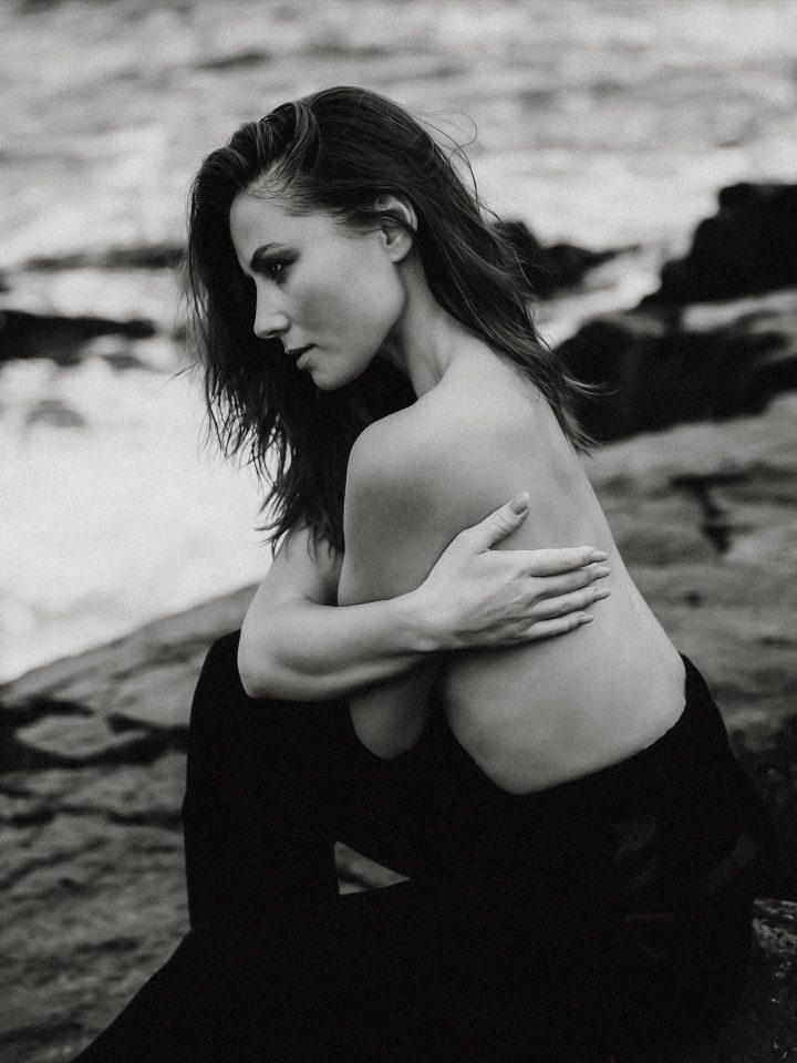 Антонина Хижняк очаровала обнаженной съемкой на Черноморском побережье: «Древнее просыпается в памяти» 12 1763492113578 e1763492444230