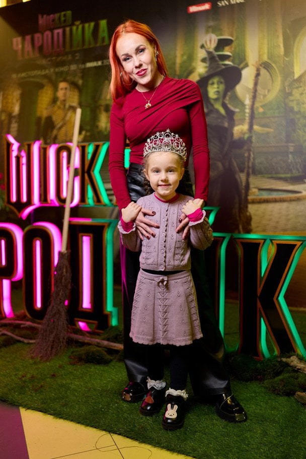 Елена Тополя с 5-летней дочерью на премьере «Wicked: Чародейка. Часть 2»: магия Изумрудного города в Киеве 9 Тополя