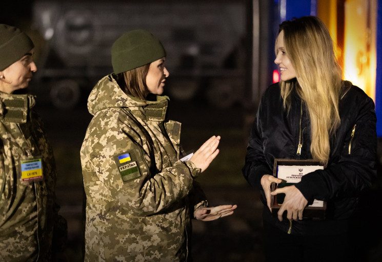 Всемирно известный режиссер-поклонник Кремля резко высказался об Анджелине Джоли после ее поездки в Херсон 7 73a08dd9e8c65d67194dba893df1d15b wide big e1763242386629