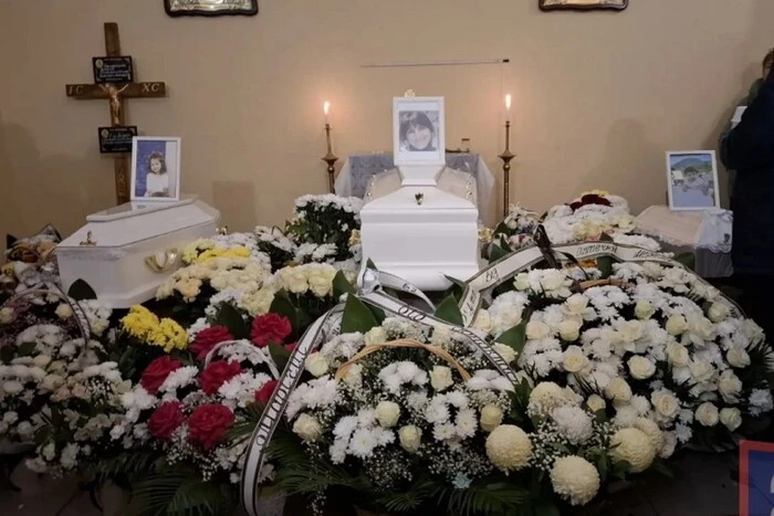 Отец качал гроб с сыном на руках: в Тернополе попрощались с мамой и двумя малышами, убитыми российской ракетой 8 95 main v1763906164 1