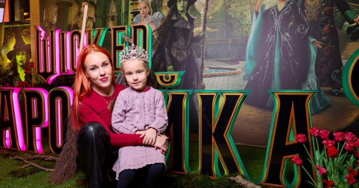 Елена Тополя с 5-летней дочерью на премьере «Wicked: Чародейка. Часть 2»: магия Изумрудного города в Киеве 8 e52bf27557524efe151c6f3e5975ce35 e1763899934631