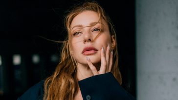 «Оазис нежности»: Тина Кароль в футуристическом скульптурном платье поразила сеть новой фотосессией