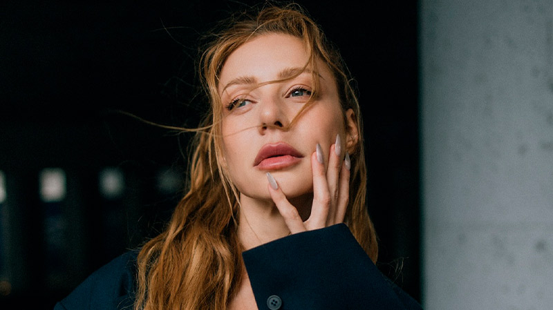 «Оазис нежности»: Тина Кароль в футуристическом скульптурном платье поразила сеть новой фотосессией