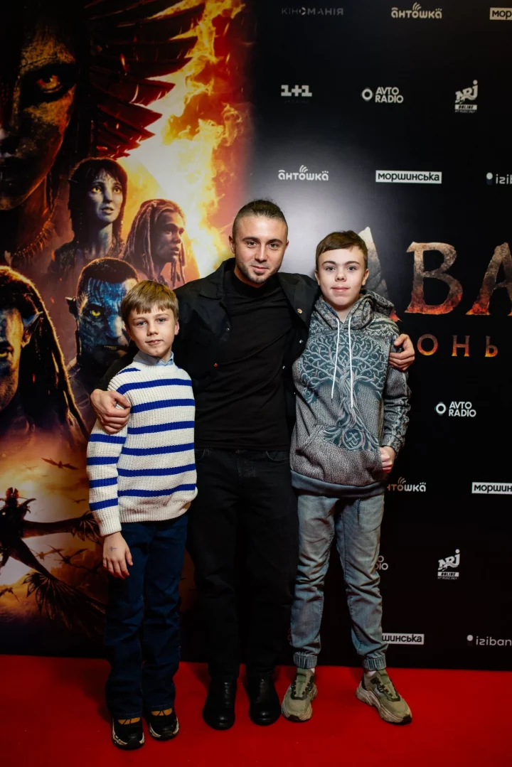 Публичный выход после личных перемен: Тарас Тополя появился на премьере вместе с сыновьями 8 03ac8a7aa02dfd8a1b5c53a9ffcdbdbb e1766001354281