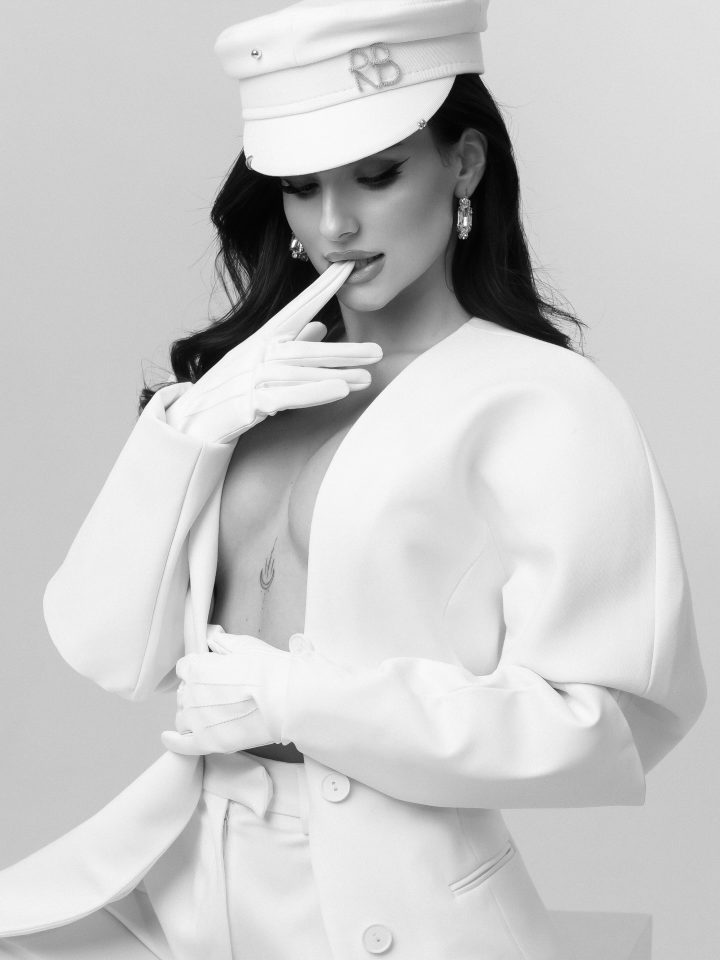 Тринчер в total white с мехом эффектно распахнула жакет и покорила сеть соблазнительными кадрами 13 1764870369037 e1764871208571