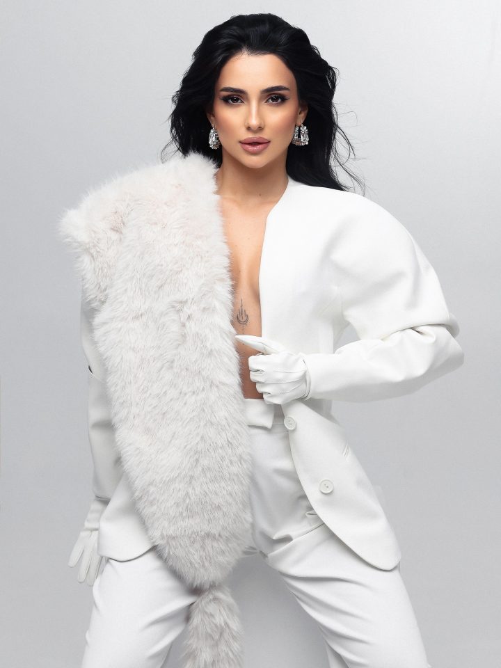 Тринчер в total white с мехом эффектно распахнула жакет и покорила сеть соблазнительными кадрами 12 1764870522553 e1764871175772