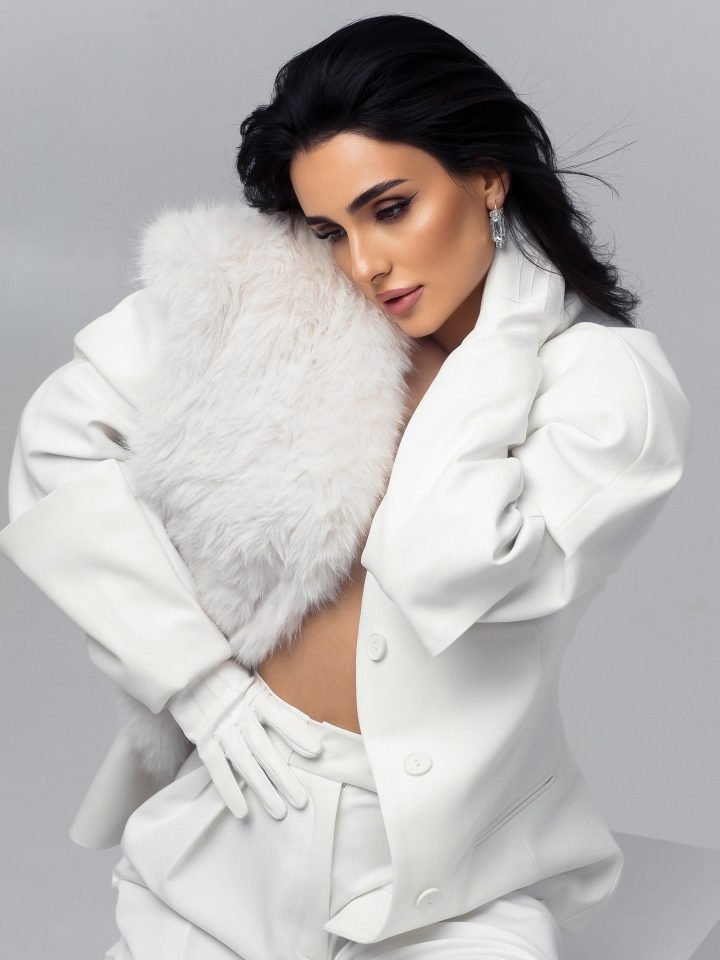 Тринчер в total white с мехом эффектно распахнула жакет и покорила сеть соблазнительными кадрами 11 1764870527167 e1764871165562