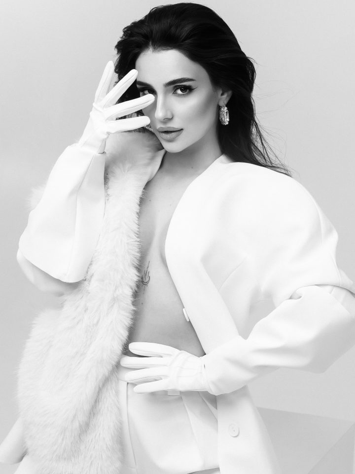 Тринчер в total white с мехом эффектно распахнула жакет и покорила сеть соблазнительными кадрами 10 1764870534635 e1764871153572