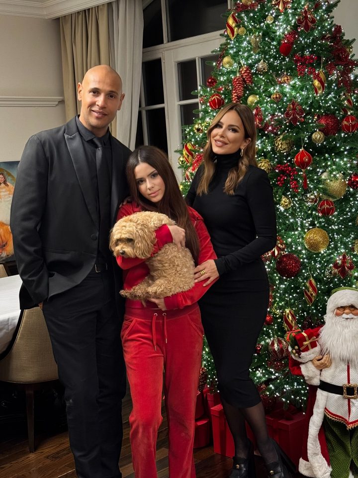 Ани Лорак с мужем и красавицей-дочерью показала нарядную елку в своем шикарном доме 8 Ани Лорак
