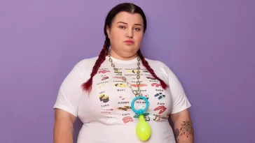 Alyona Alyona показала, какой была в 11 классе