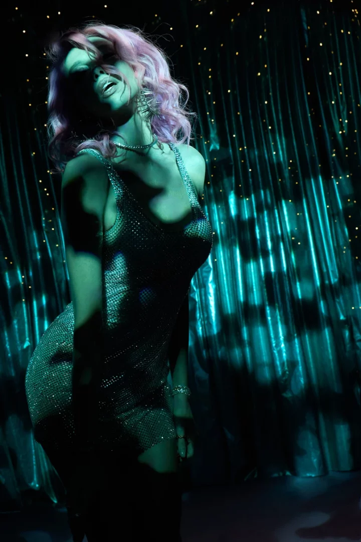 Розовый парик, блеск и снег: Оля Полякова превратилась в праздничную Снежинку в новом клипе 9 69c7ffb529581e40f426f04d8238b9c01766139992 e1766161825641