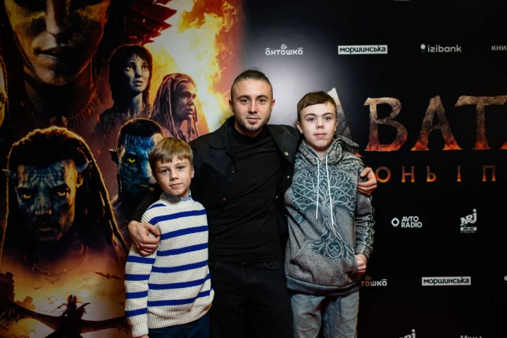 Публичный выход после личных перемен: Тарас Тополя появился на премьере вместе с сыновьями 7 7064276390676763adba1e163f3b4a1f e1766001342147