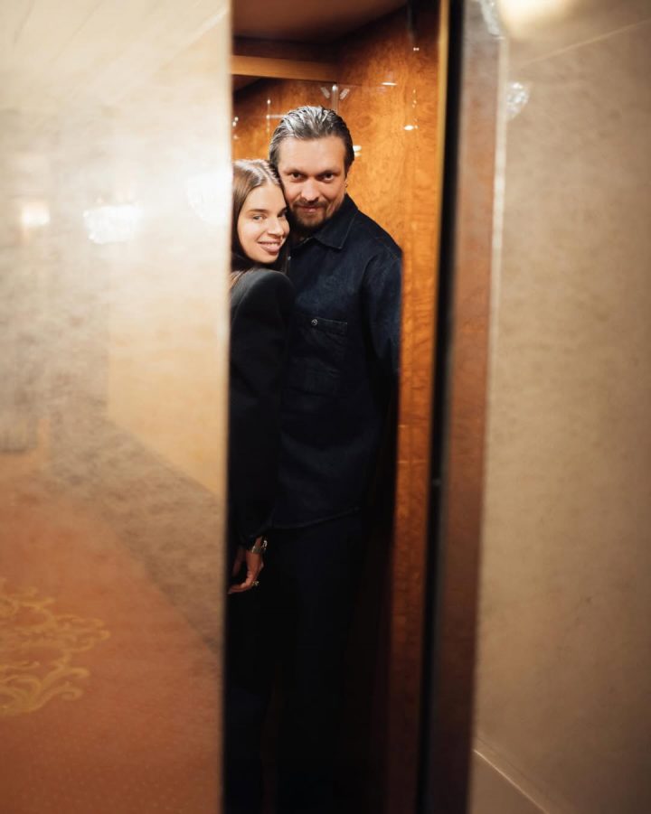 Кадр, наполненный нежностью: Усик с женой поразили романтическим фото после светского выхода 9 SaveClip.App 586658085 18049390907690876 742964726332971404 n e1765906269199