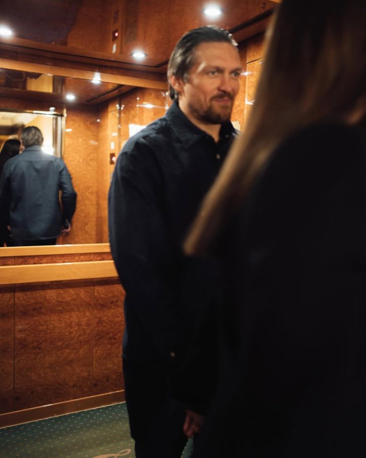 Кадр, наполненный нежностью: Усик с женой поразили романтическим фото после светского выхода 8 SaveClip.App 589033008 18049390940690876 4919868772136409273 n e1765906297417