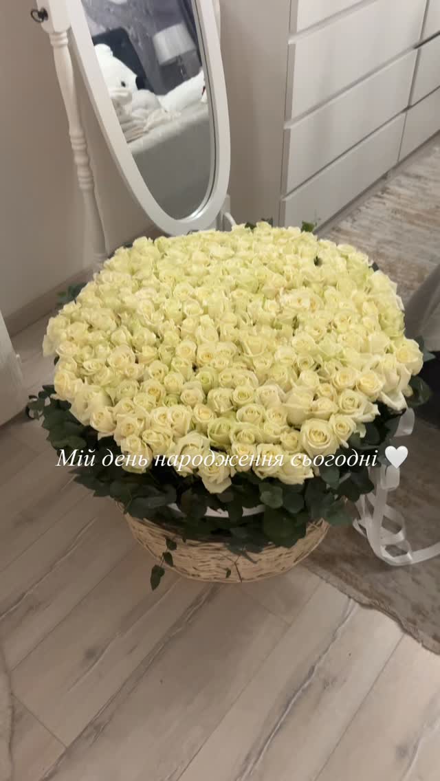 Наталья Денисенко отпраздновала 36-летие с признаниями, цветами и загадочным кольцом 7 SaveClip.App 601750480 4222650211397992 2007682652278729111 n