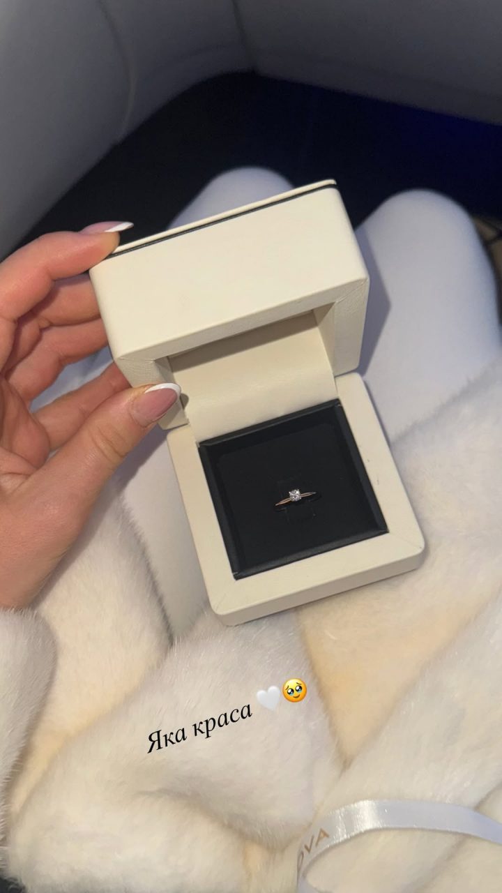 Наталья Денисенко отпраздновала 36-летие с признаниями, цветами и загадочным кольцом 8 SaveClip.App 601785177 18557528818008690 3896255991354701817 n e1765991600724