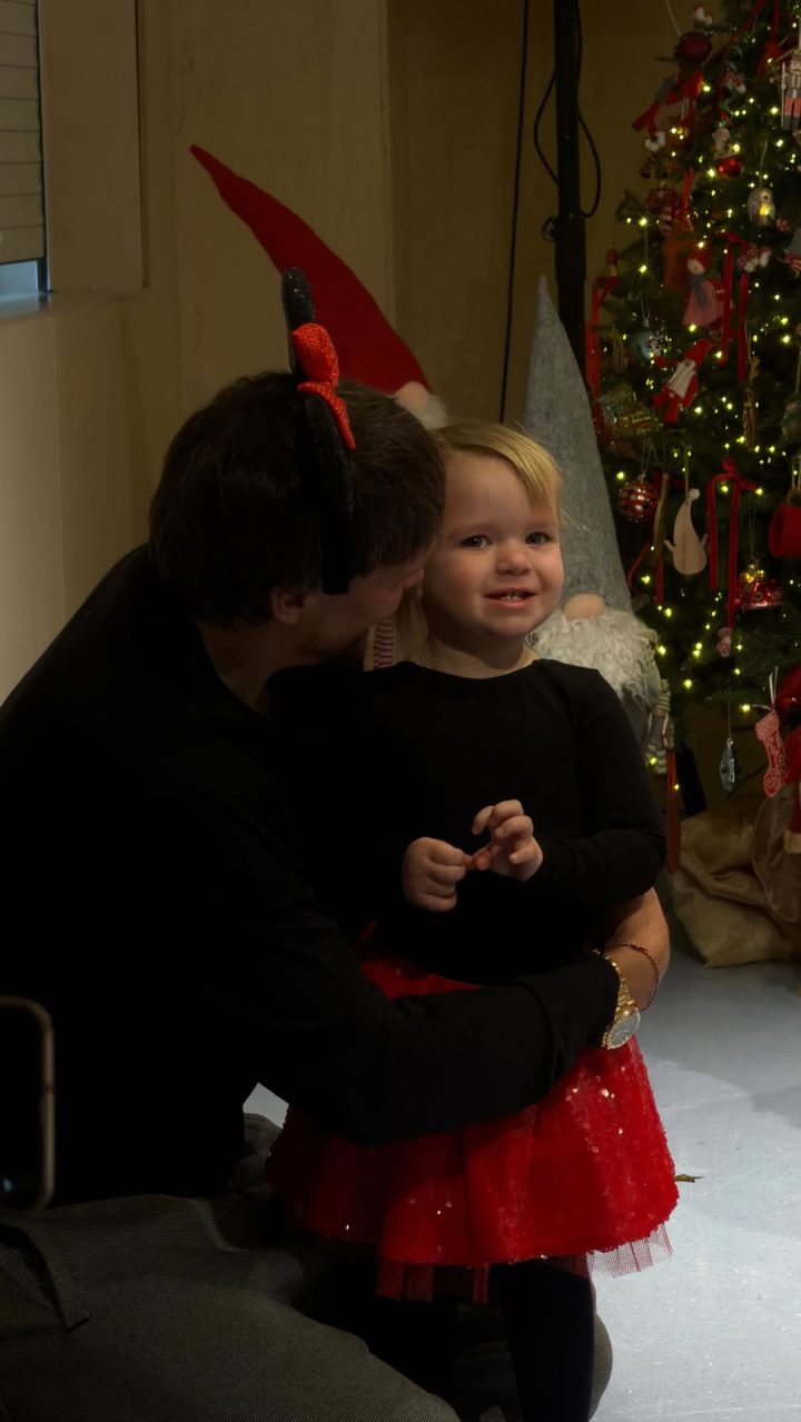 Праздник с нотками нежности: Усики показали трогательные моменты из новогоднего выступления маленькой Машеньки 7 SaveClip.App 602410455 18049616114690876 6446799786043840801 n 1 e1766087491688