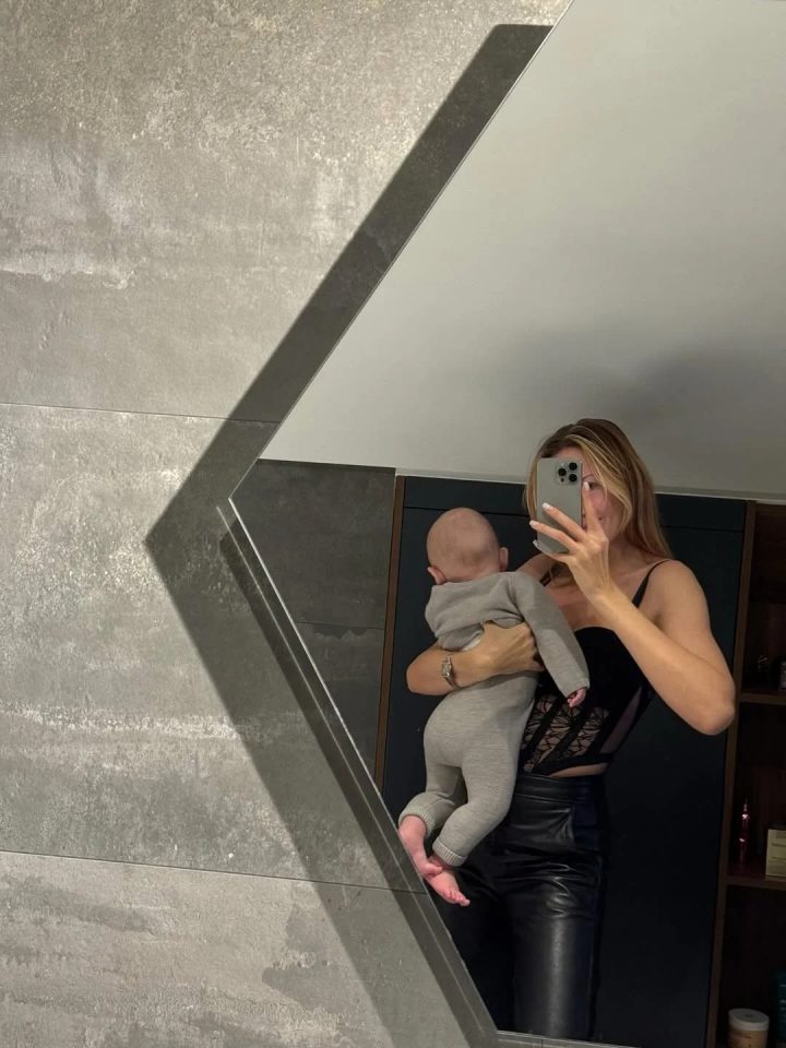 Нежный декабрь Леси Никитюк: ведущая впервые за долгое время показала подросшего полугодового сына 8 b7df6364e1fbbe6b5776ce958692c3bd e1765728320479