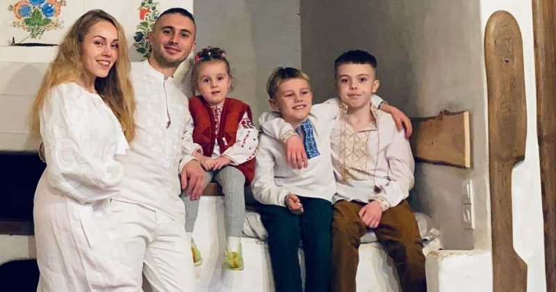 Публичный выход после личных перемен: Тарас Тополя появился на премьере вместе с сыновьями