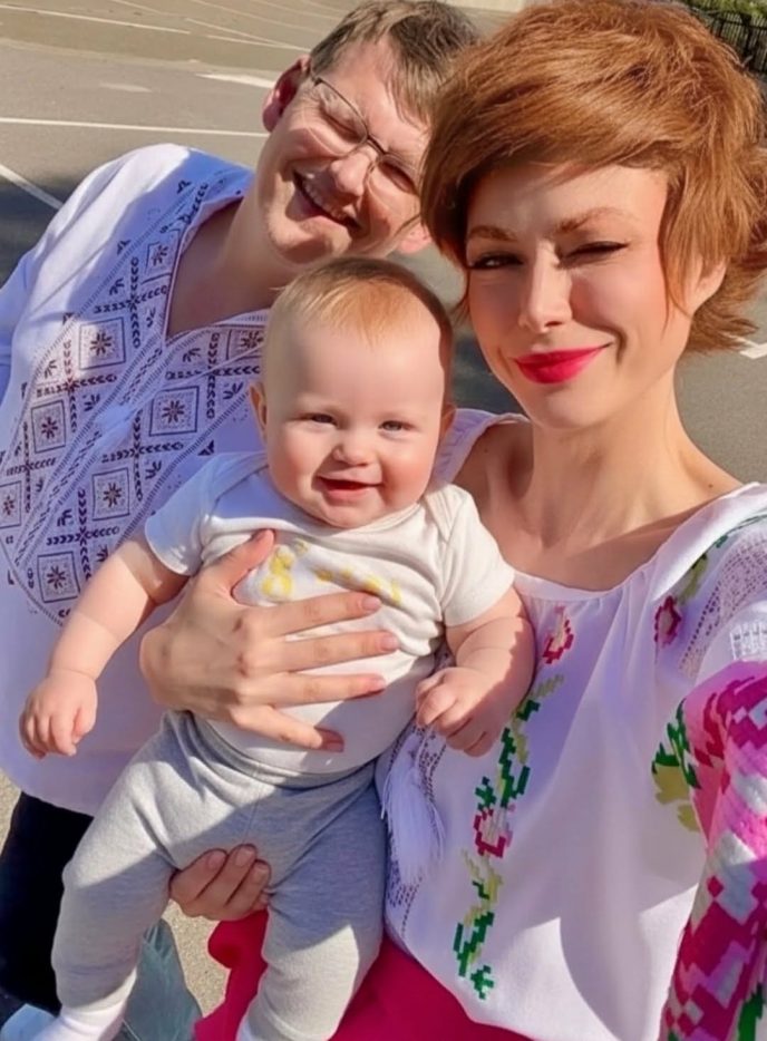 «Вас можно поздравить?»: 40-килограммовая украинская телеведущая показала фото с мужем и ребенком 8 ea4987c0 6116 4f8c a29e 03e93014d237 688x934 1