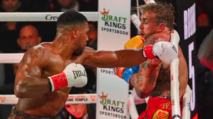 Больше чем спорт: Энтони Джошуа отпраздновал победу над Джейком Полом с флагом украинских разведчиков 6 Джошуа