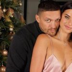 Рождественская сказка в семье Усиков: цветы от папы, теплые объятия мамы и счастливые улыбки дочерей у елки