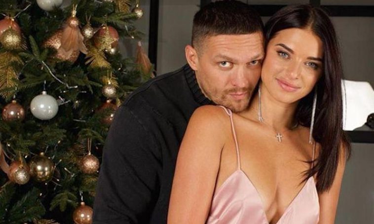 Рождественская сказка в семье Усиков: цветы от папы, теплые объятия мамы и счастливые улыбки дочерей у елки