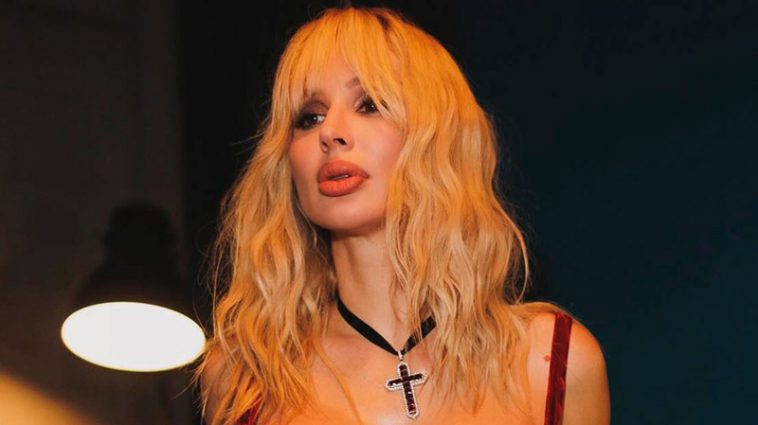 Лобода в огненном купальнике показала идеальные формы перед тренировкой