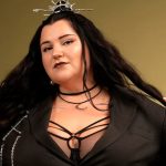 «Принцесса или королева?» Alyona Alyona в дерзком total black образе показала себя с неожиданной стороны