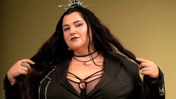 «Принцесса или королева?» Alyona Alyona в дерзком total black образе показала себя с неожиданной стороны