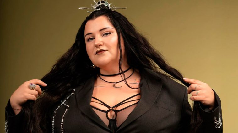 «Принцесса или королева?» Alyona Alyona в дерзком total black образе показала себя с неожиданной стороны