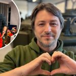 Домашнее Рождество с колядой: Сергей Притула удивил сеть пением с дочками у елки