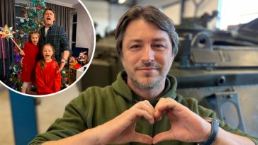 Домашнее Рождество с колядой: Сергей Притула удивил сеть пением с дочками у елки