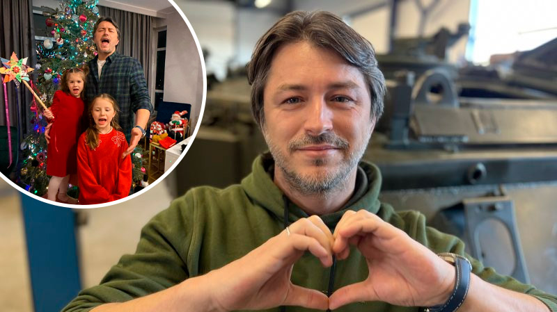 Домашнее Рождество с колядой: Сергей Притула удивил сеть пением с дочками у елки