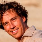 Максим Галкин ошеломил сеть новой фотосессией в пустыне: фанаты сравнивают его с голливудской звездой