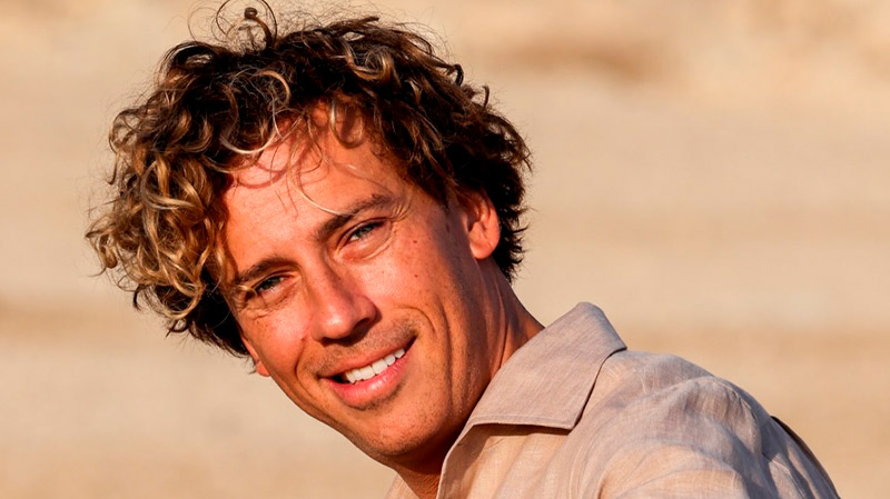 Максим Галкин ошеломил сеть новой фотосессией в пустыне: фанаты сравнивают его с голливудской звездой