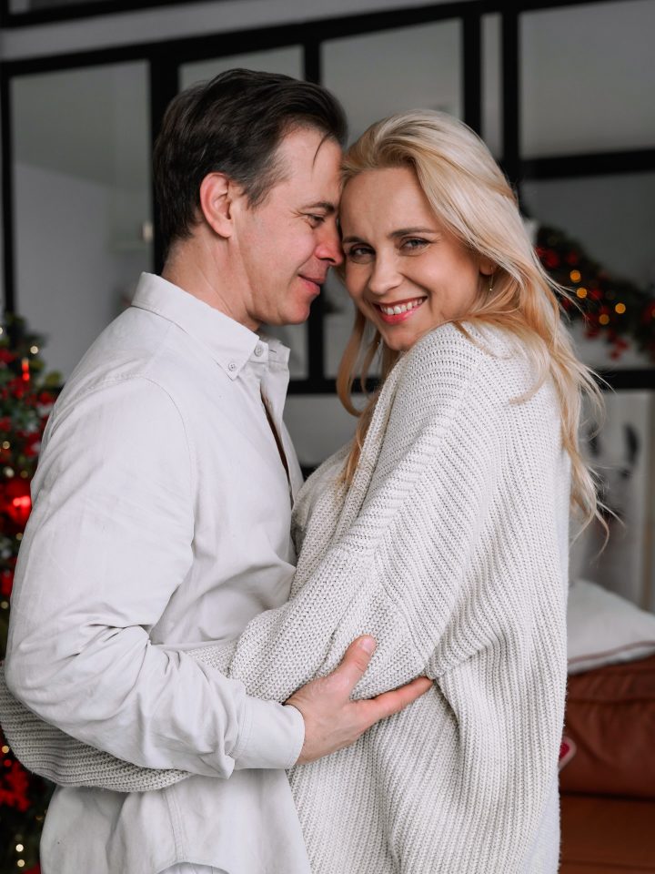 Лилия Ребрик показала страстные объятия с мужем у елки и трогательно поздравила его с 47-летием 9 liliia.rebrik 1765570398385 e1765570739119