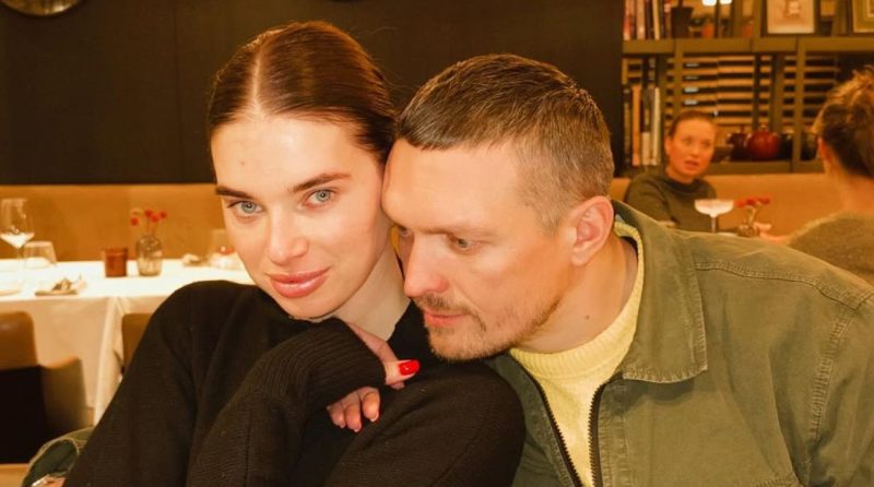 Праздник с нотками нежности: Усики показали трогательные моменты из новогоднего выступления маленькой Машеньки