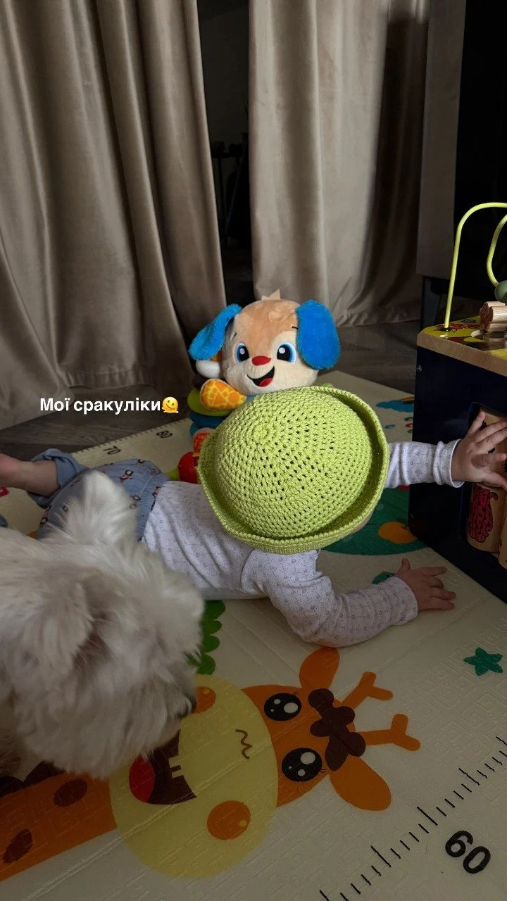 В забавной шляпке и с фирменным юмором: Леся Никитюк умилила Сеть новыми кадрами с подросшим сыном 6 095a2727745aee4b302c703d92d7929f