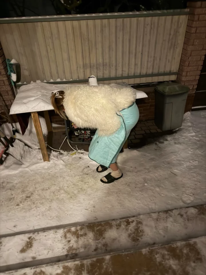 От гламура к генератору: Леся Никитюк покорила сеть домашним луком в шубе, одеяле и шлепках 7 8e4a3e9bdb3e5c75c9e03c718d86c4c21769427328 e1769527179239