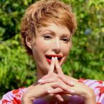 На шпильках среди зимы: Лебедь в бордовых колготках устроила танцы на морозе