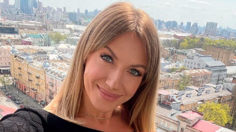 В красном белье и с пикантным пожеланием: Леся Никитюк дерзко поздравила с Новым годом 3 В красном белье и с пикантным пожеланием: Леся Никитюк дерзко поздравила с Новым годом