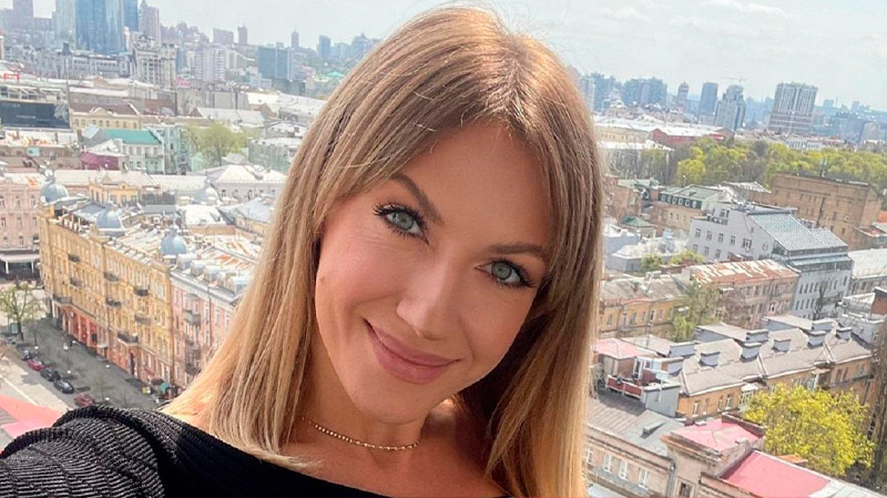 В красном белье и с пикантным пожеланием: Леся Никитюк дерзко поздравила с Новым годом