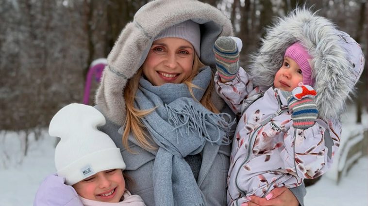 Лилия Ребрик показала теплый семейный уикенд с дочерьми на морозной прогулке