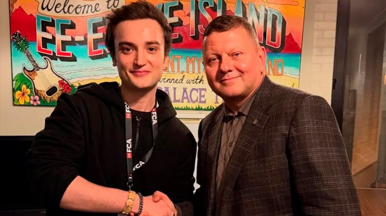 Сын Натальи Сумской получил награду от Залужного в Лондоне 5 Сын Натальи Сумской получил награду от Залужного в Лондоне