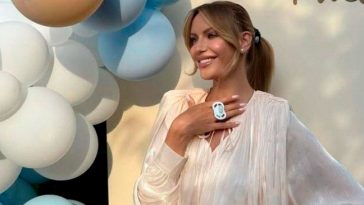 В забавной шляпке и с фирменным юмором: Леся Никитюк умилила Сеть новыми кадрами с подросшим сыном